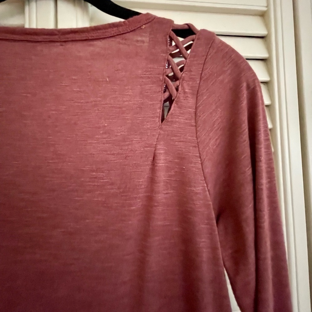 WOMENS LONG SLEEVE TOP WITH CUTOUTS AT SHOULDERS. SIZE L. - Picture 4 of 7